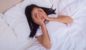 sleeping in contact lens
